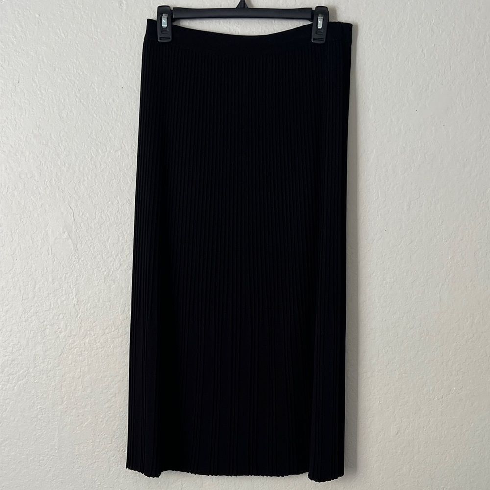 Like New! Exclusively Misook Pleated Midi Skirt Black in Size XS